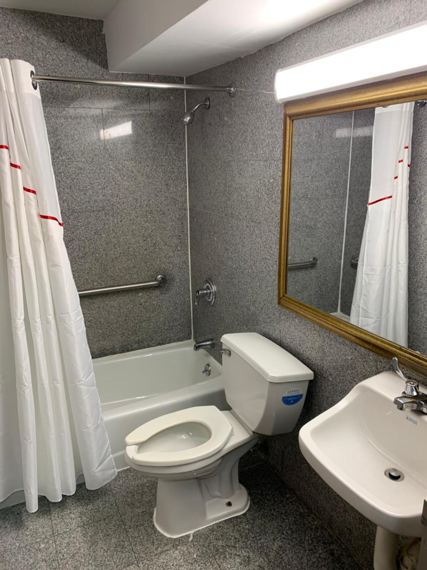 Red Roof Inn Copiague Extérieur photo